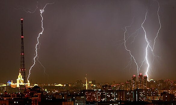 В Москве прогремел гром с молнией