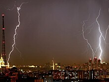 В Москве прогремел гром с молнией