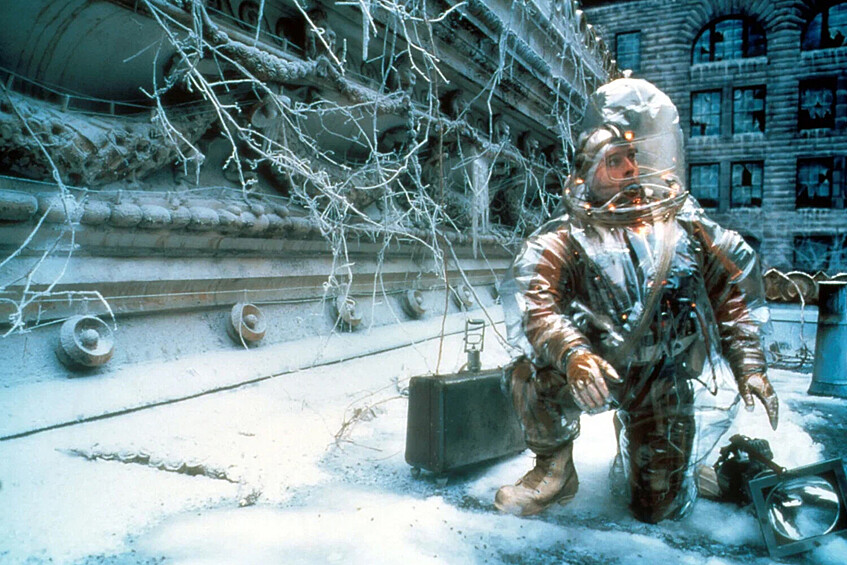 «12 обезьян» (1995).  В 2035 году большую часть населения Земли уничтожил неизлечимый вирус, а оставшаяся — живет под землей. Уголовника по имени Коул — его сыграл Брюс Уиллис — отправляют в прошлое, чтобы он выяснил причину распространения смертельной болезни. Он по ошибке попадет в 1990 год, потом в окопы Первой мировой войны, потом — в 1996-й, как и планировалось изначально. В своих путешествиях он встретит сына вирусолога, который борется за права животных (Брэд Питт), врача-психиатра (Мэдлин Стоу), захочет остаться в XX веке и попытается предотвратить распространение вируса. Спасет ли Брюс Уиллис мир в этой картине Терри Гиллиама? Не можем сказать.