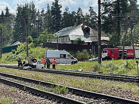 При столкновении поезда с автомобилем в Ленобласти погибли три человека