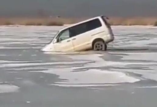 Выезд на лед неудачно закончился для автолюбителя
