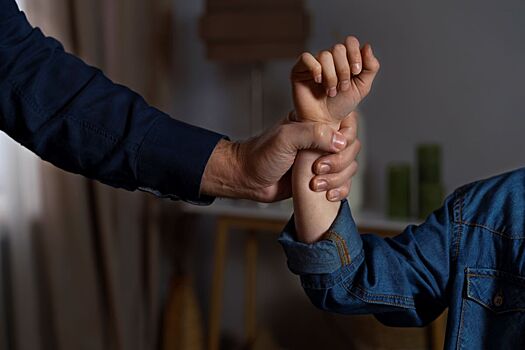 Два 17-летних беженца похитили и изнасиловали 15-летнюю девочку в европейский стране