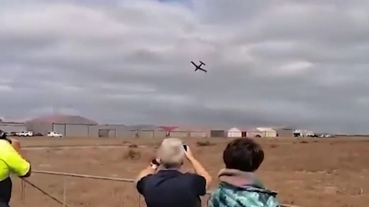 Реактивный самолет рухнул на землю и взорвался на авиашоу в ЮАР, пилот погиб