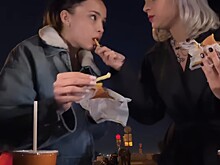 После слухов о разрыве с Сашей Стоуном Валя Карнавал провела ночь в очень неожиданной компании