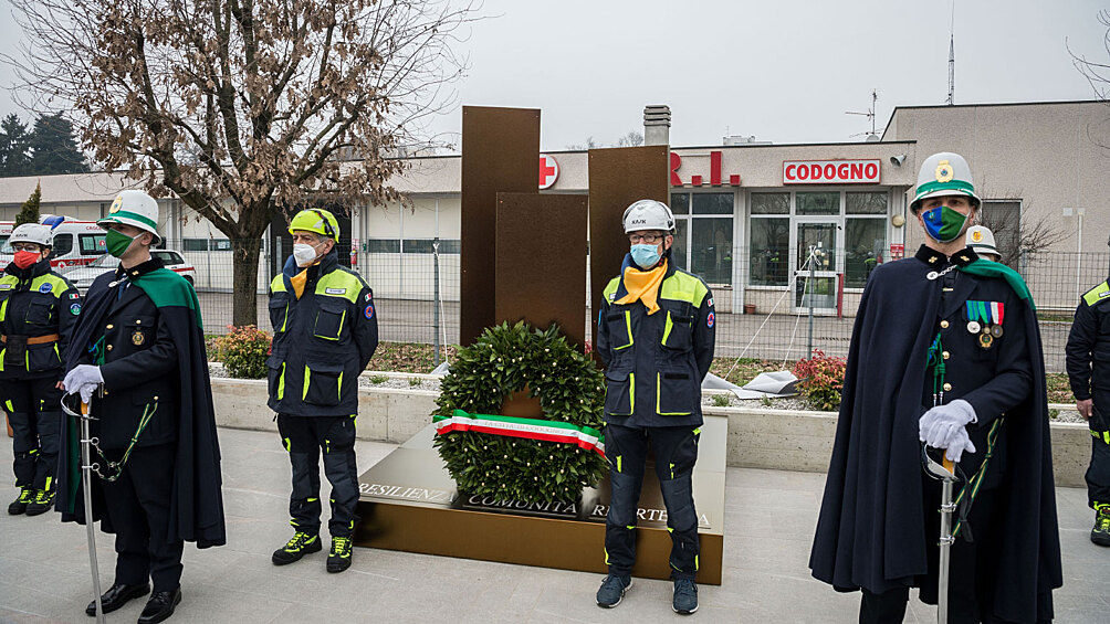 В честь годовщины начала пандемии коронавируса, в феврале 2021 года, церемония открытия мемориала жертвам COVID-19 состоялась и в Италии в небольшом городке Кодоньо. Именно там больше года назад диагноз COVID-19 поставили первому заразившемуся пациенту страны. 
