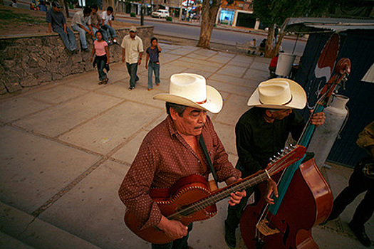 Две жизни за одной стеной