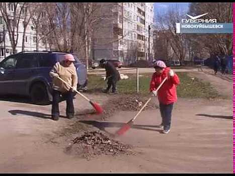 В Новокуйбышевске убирают улицы певцы