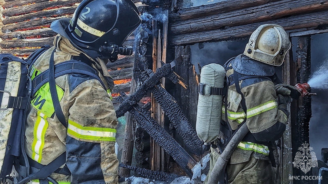 Вологодские огнеборцы продолжают тушить пожар на ул. Шараповской