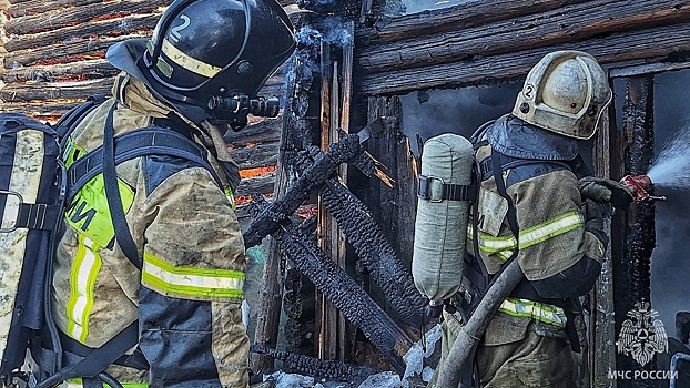 Вологодские огнеборцы продолжают тушить пожар на ул. Шараповской