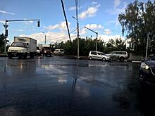 Пробка во все стороны: в центре Ярославля повисший провод парализовал движение
