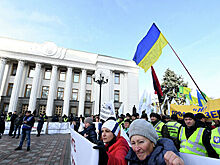 Митингующие под Радой забросали полицию зеленской