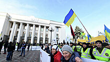 Митингующие под Радой забросали полицию зеленской