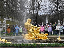 "Фонтанный сезон" Петергофа посвятили 80-летию Победы