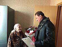 Александр Хрулёв поздравил жительницу Новогиреева со столетним юбилеем