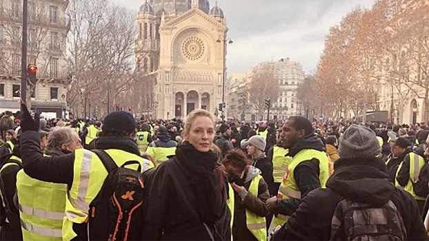 Ума Турман появилась с протестующими в Париже