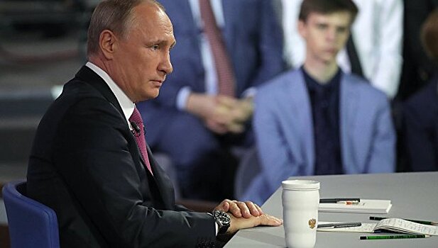 Путин: школьные учебники должны выдавать бесплатно