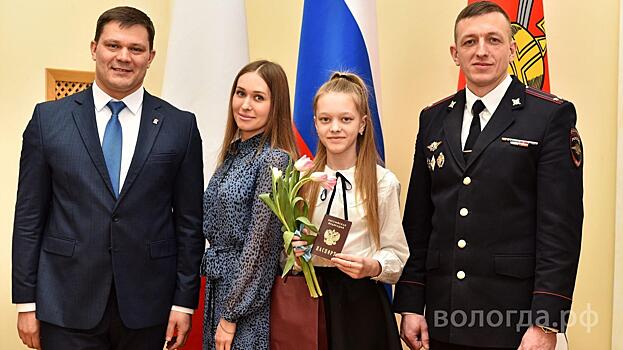 24 школьницы Вологды получили паспорта РФ в преддверии Международного женского дня