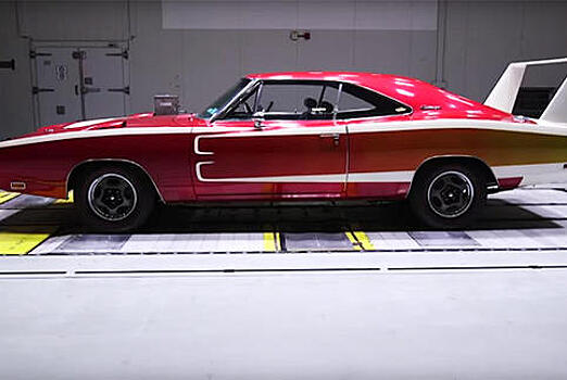 В аэродинамической трубе сравнили старый, новый и гоночный Dodge Charger