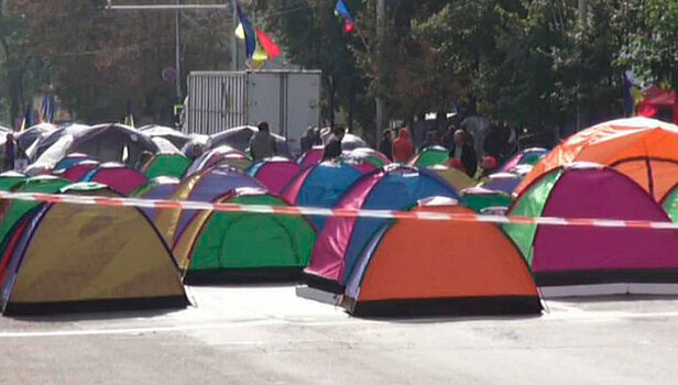 Молдавские оппозиционеры разбили палаточный городок в центре Кишинева