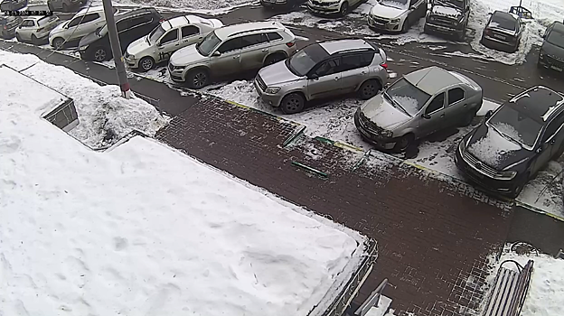 Неизвестный стрелял по машине на парковке в Верхних Печерах