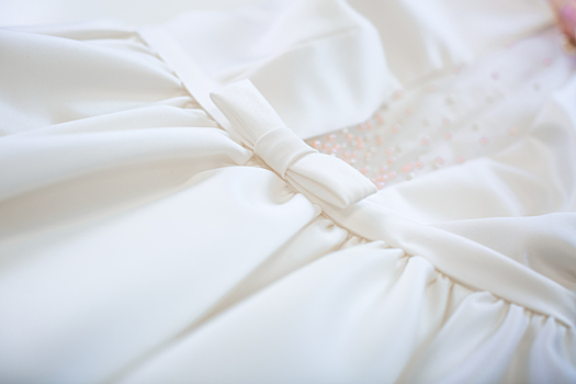«Это ужасно»: в Сети свадебное платье из тюля сравнили с накинутым после душа полотенцем и простыней
