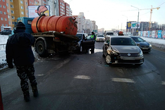 В Рязани грузовик столкнулся с двумя легковушками, пострадал ребёнок