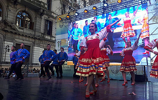 Более 20 коллективов выступили на фестивале славянской культуры "Матушка Русь" в Аргентине