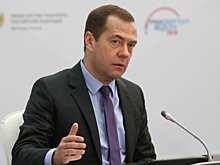 Медведев потребовал погасить долги по зарплате