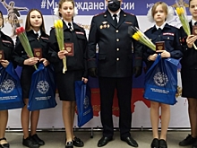 В Волгограде девушкам-кадетам в канун 8 Марта вручили паспорта