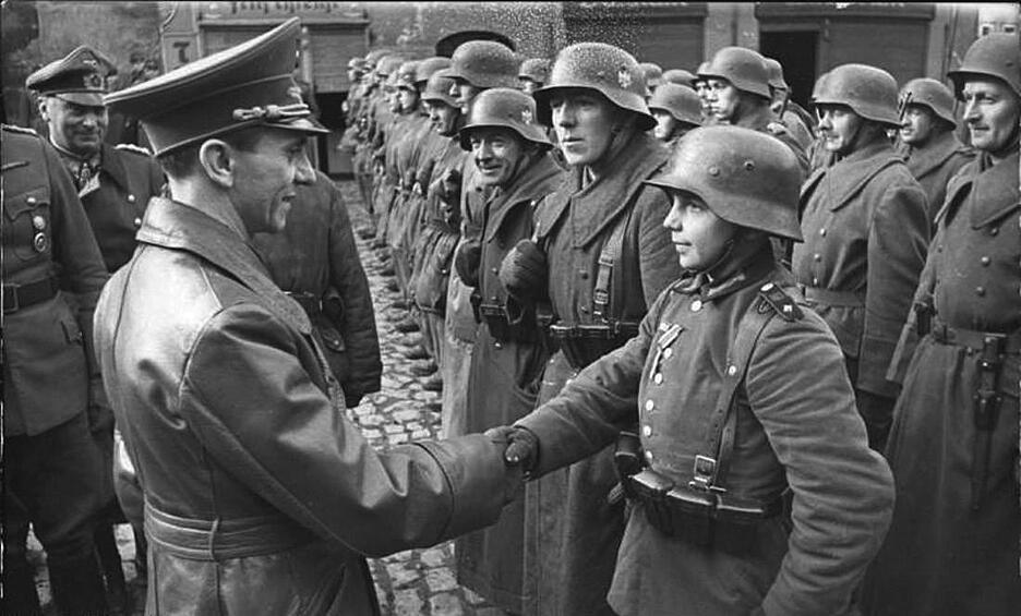 Йозеф Геббельс жмет руку совсем юному солдату, 1945.  