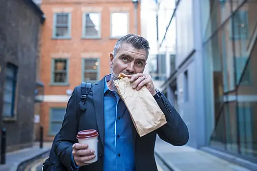 Проблемы с пищеварением и другие последствия слишком быстрого употребления пищи