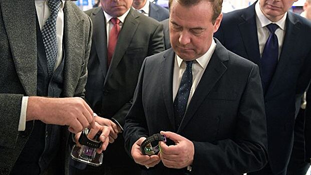 Медведев похвалил умный браслет российского производства