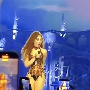 Популярная певица смутилась из-за своего непристойного вида во время концерта