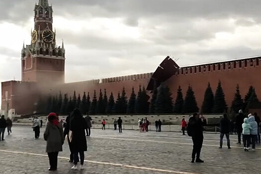 Сильный ветер сорвал строительные леса у стен Кремля в Москве