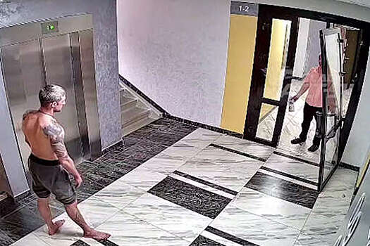 В Новосибирской области полуголый мужчина громил подъезд и попал на видео