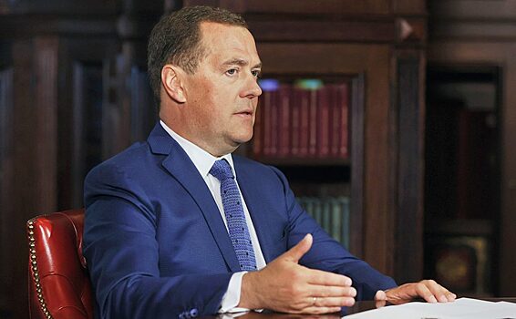 Медведев: Вашингтон и Лондон развели европейцев, как напёрсточники