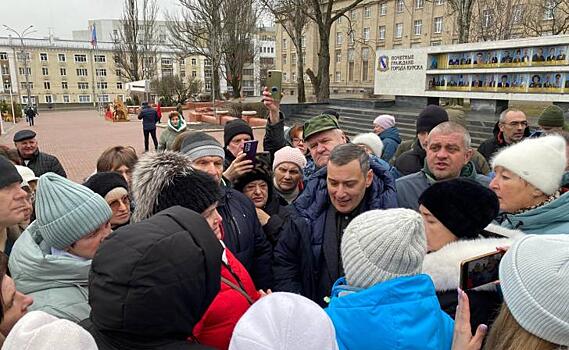 Хинштейн вышел к суджанам, собравшимся на Красной площади