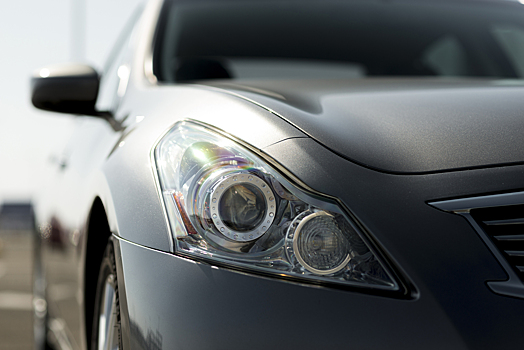 В Санкт-Петербурге ревнивая женщина вместо машины бывшего разгромила чужое авто