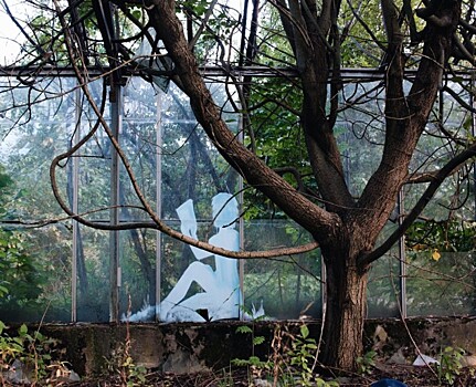 В заброшенных оранжереях Таврического сада появились «Призраки». Это работа уличного художника Леши Бурстона