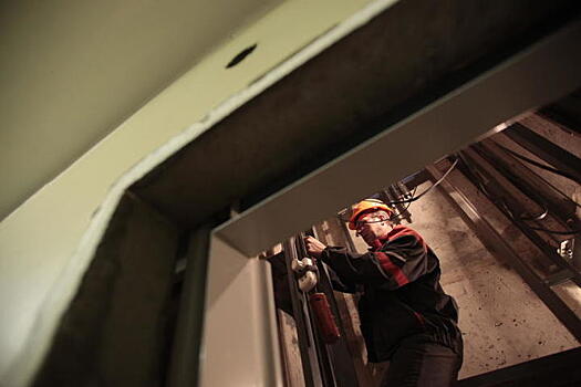 Два человека провалились в шахту лифта в Москве