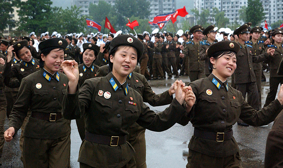 Девушки-военнослужащие танцуют на празднике в Пхеньяне