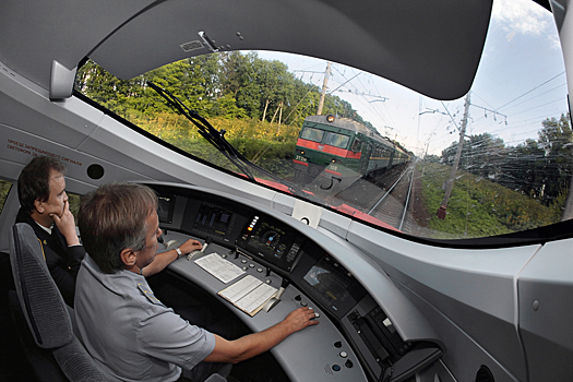 Под Петербургом встали поезда из Москвы