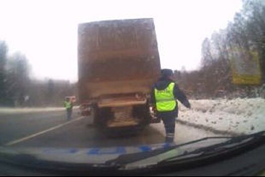 Под Вологдой «гаишники» тушили загоревшийся грузовик