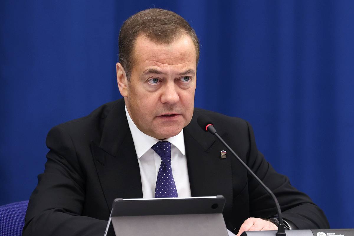 РФ укрепляет свои позиции как сильная держава — Медведев