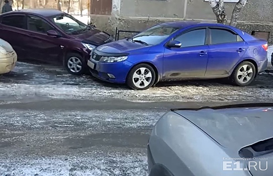 Дорожное видео недели: ДТП с двумя авто без водителей, наглец в фуражке и страстный танец у машины