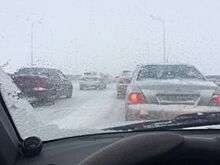 Снегопад в Ульяновске парализовал движение по обоим мостам через Волгу