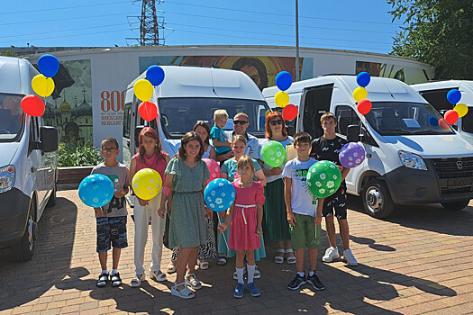 Микроавтобус к празднику: 16 семей Дона получили ключи от новых машин