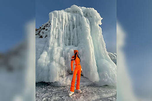 Певица Нюша снялась в облегающем комбинезоне на льду Байкала