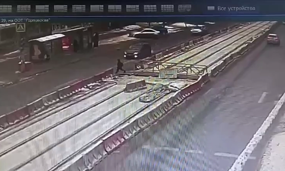 Школьник едва не угодил под колеса автомобиля на улице Бекетова