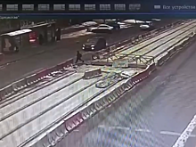 Школьник едва не угодил под колеса автомобиля на улице Бекетова